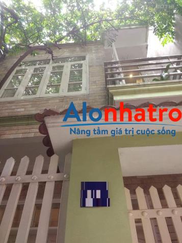 Cho thuê nhà Lạc long quân, có sân nhỏ 55m2 x 3,5 tầng ở và bán hàng online