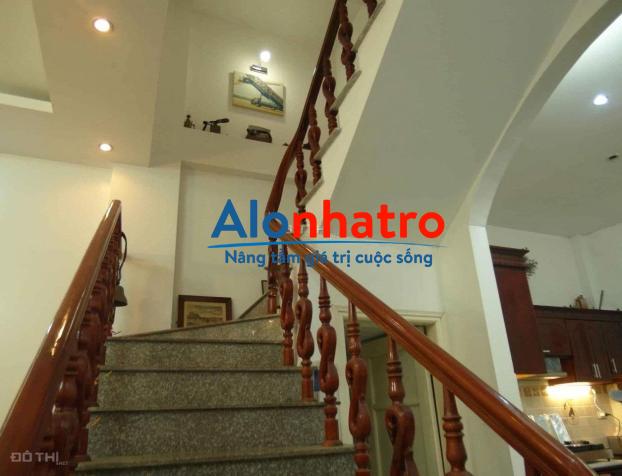 Cho thuê nhà Lạc long quân, có sân nhỏ 55m2 x 3,5 tầng ở và bán hàng online