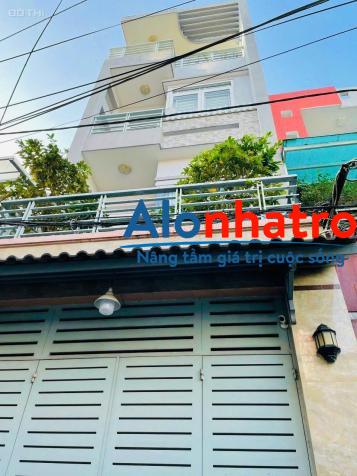 Cho Thuê nhà Cách 2 căn ra mặt tiền Hoàng Hoa Thám, Bình Thạnh