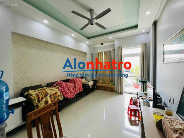 Cho Thuê nhà Cách 2 căn ra mặt tiền Hoàng Hoa Thám, Bình Thạnh