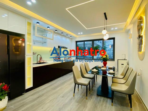 Cho thuê nhà hẻm xe hơi 656 CMT8, quận 3, nhà có 5 phòng rộng rãi