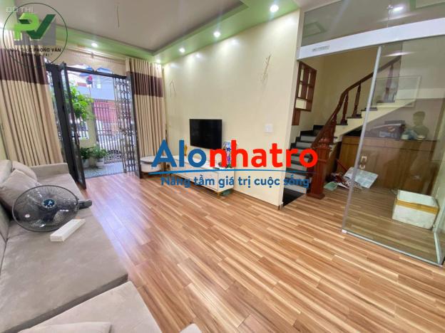 Chủ nhà không ở đến cần cho thuê nhà 3 tầng mặt đường Tô Vũ (193 Văn Cao). LH: 0989.099.526.