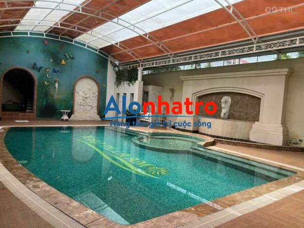 BÁN LÂU ĐÀI CHÂU ÂU GIỮA LÒNG THÀNH PHỐ VỆ TINH HOÀ LẠC