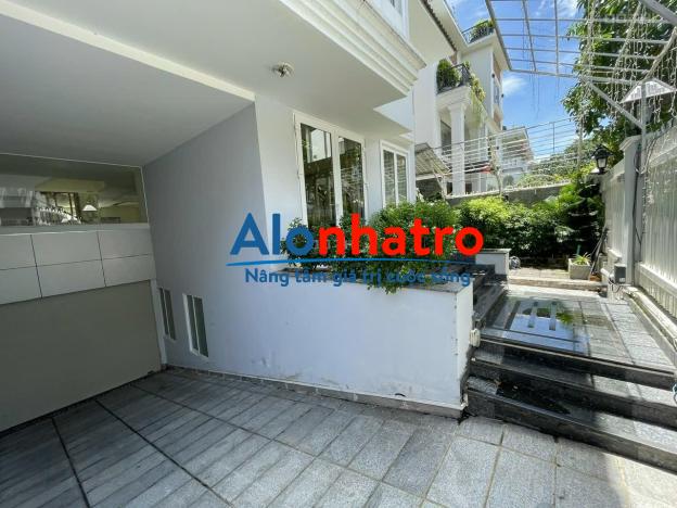Cho thuê Biệt thự sân vườn Phú Mỹ, quận 7, 11x28, nhà đẹp, hầm, 5PN, mới như hình.