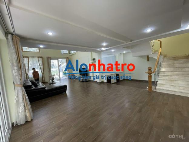 Cho thuê Biệt thự sân vườn Phú Mỹ, quận 7, 11x28, nhà đẹp, hầm, 5PN, mới như hình.