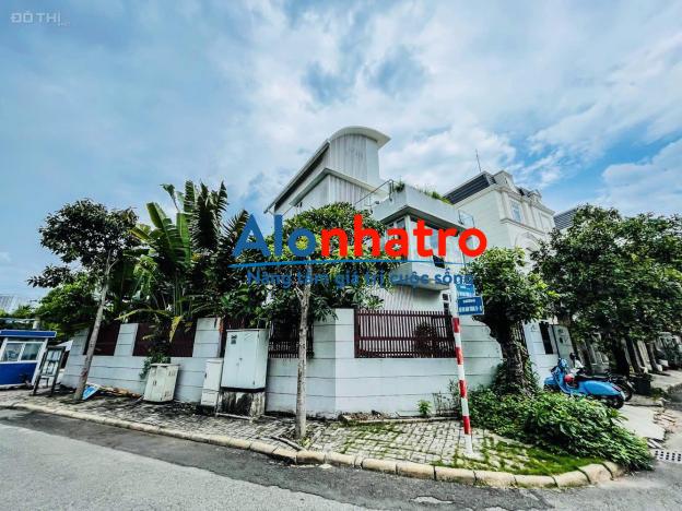 Cho thuê biệt thự đơn lập góc 2 mặt tiền khu nam Phú Mỹ Hưng, có hồ bơi