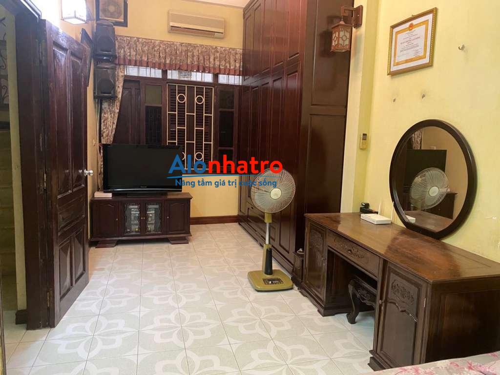 Cho thuê nhà nguyên căn ngõ phố Đại La cách đường ôtô 10m để ở, kết hợp kinh doanh online