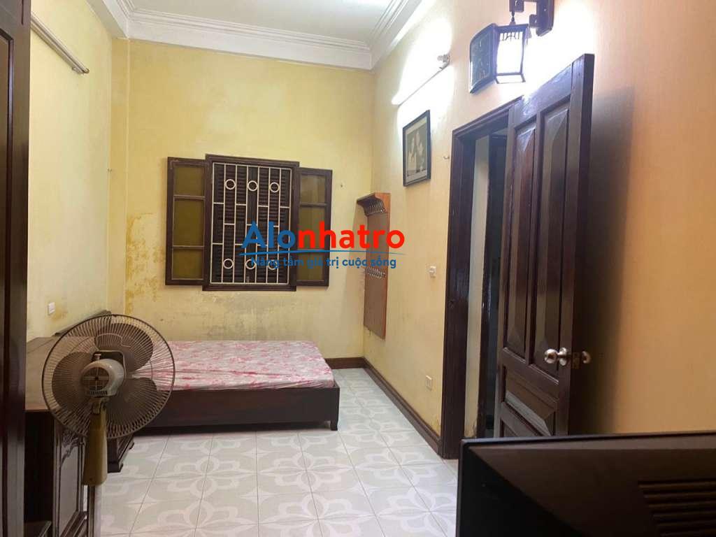 Cho thuê nhà nguyên căn ngõ phố Đại La cách đường ôtô 10m để ở, kết hợp kinh doanh online