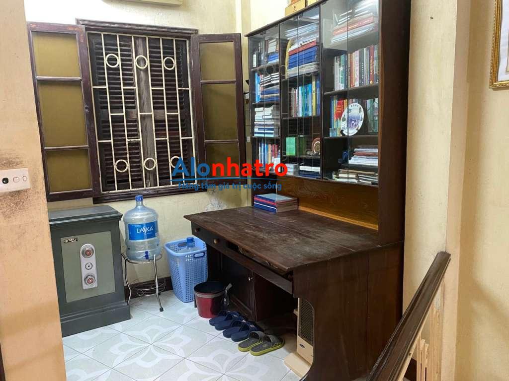 Cho thuê nhà nguyên căn ngõ phố Đại La cách đường ôtô 10m để ở, kết hợp kinh doanh online
