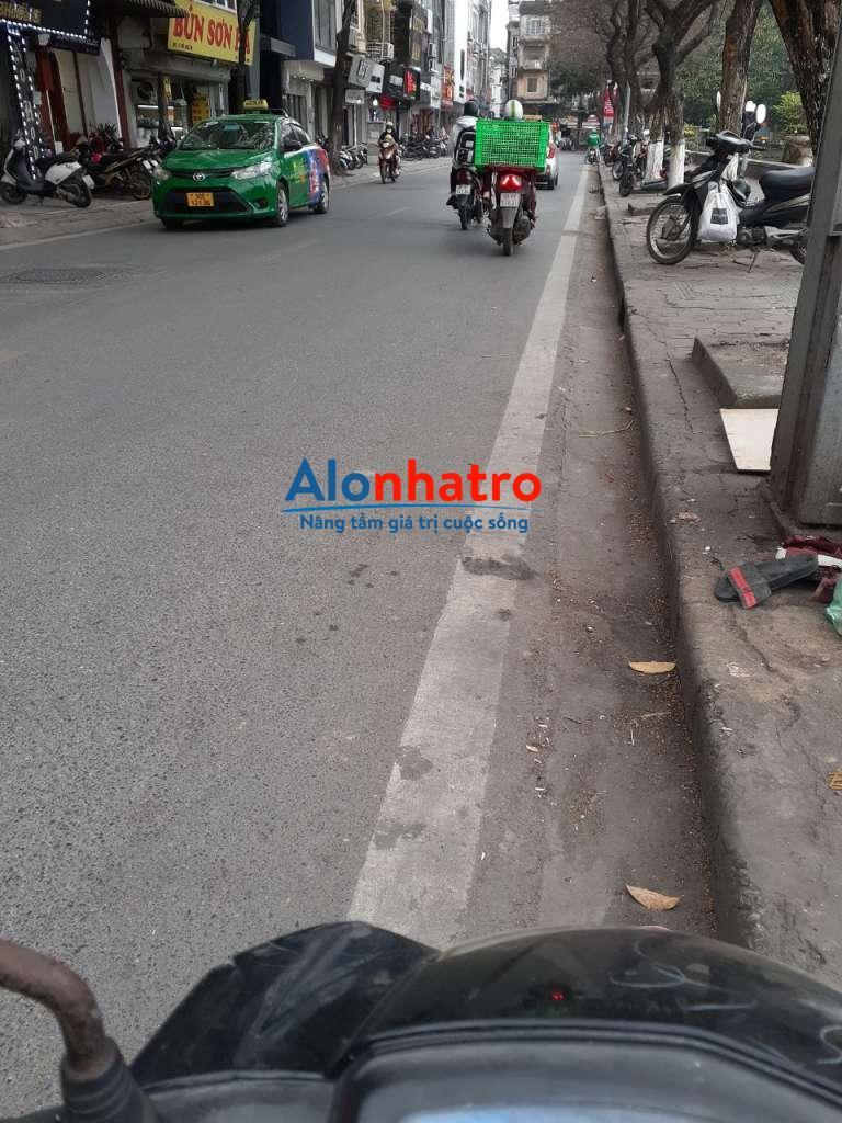 Cho thuê cửa hàng mặt phố Nguyễn Biểu, vỉa hè rộng làm Salon tóc, shop thời trang, đồ trang trí