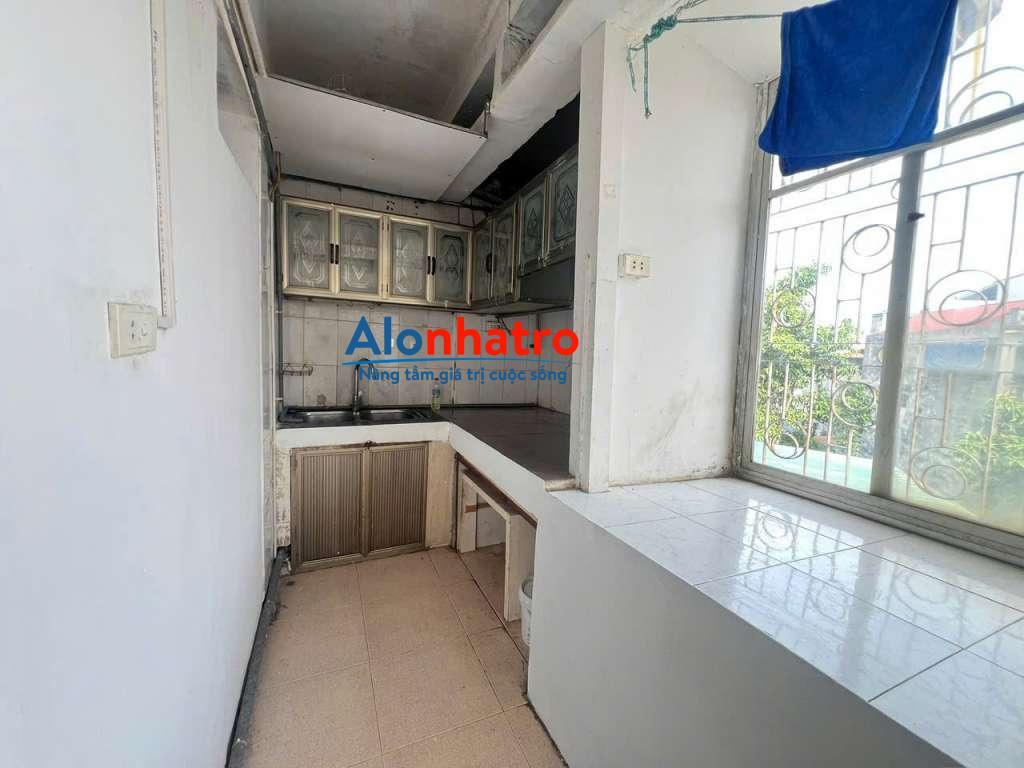 Cho thuê căn hộ tập thể mặt đường Trần Khát Chân