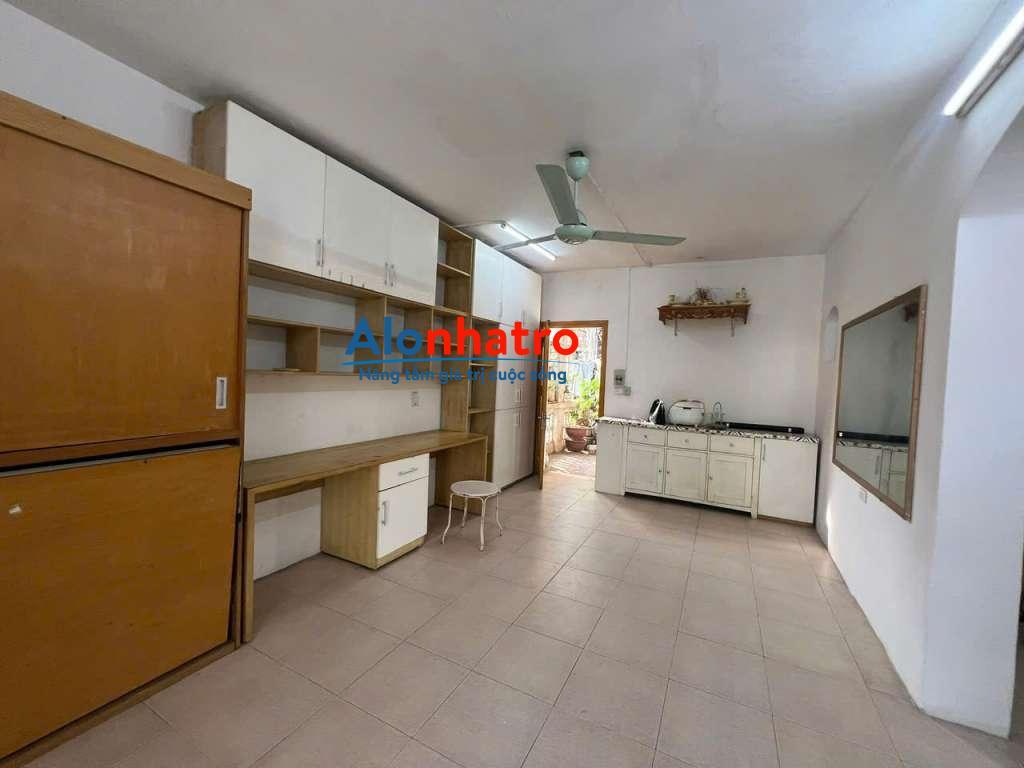 Cho thuê căn hộ tập thể mặt đường Trần Khát Chân