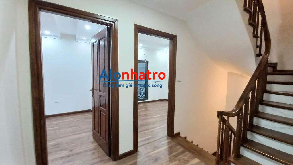 BÁN GẤP nhà phân lô cực đẹp Khu vực Nguyễn Văn Cừ.Hồ Hàng Không.LÔ GÓC NGÕ OTO GIÁ HẠT RẺ